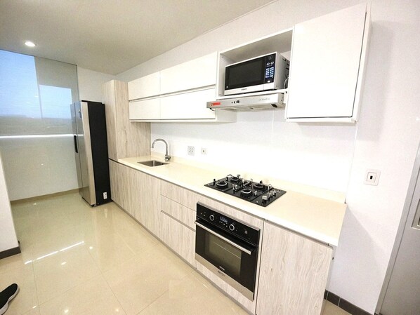 Departamento | Cocina privada | Refrigerador, microondas, horno y cafetera y tetera 