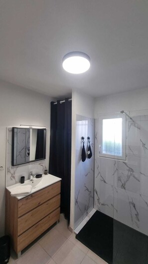 Bathtub, hair dryer, towels, toilet paper - CERVIONE Prunette 3 * air-conditioned seaside villa with direct beach access (Cervione)