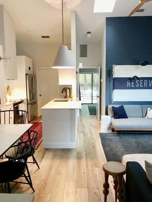 TV - Quiet, convenient & Modern Haven (Gainesville)