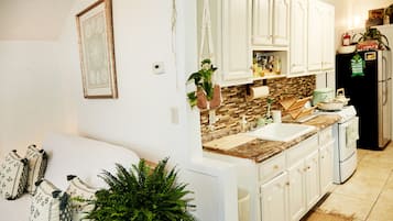 Fridge, oven, stovetop, coffee/tea maker