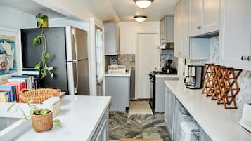 Réfrigérateur, four, plaque de cuisson, cafetiÚre/bouilloire