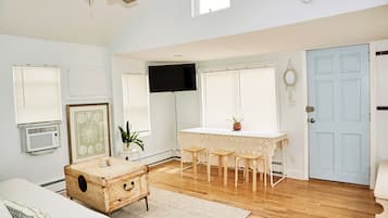 1 bedroom, desk, free WiFi, bed sheets