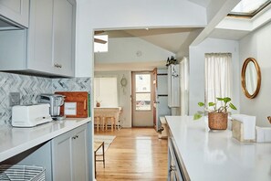 Refrigerador, horno, parrilla de estufa y cafetera y tetera 