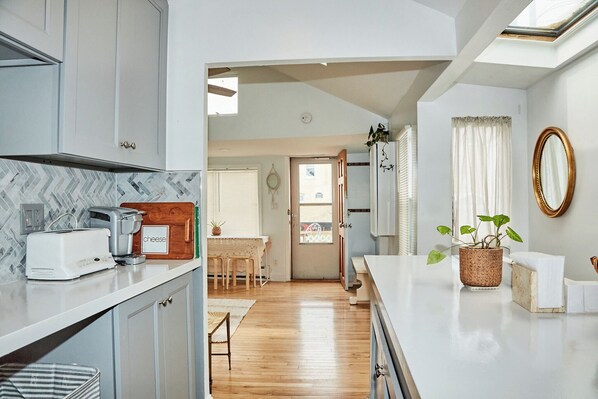 Kühlschrank, Ofen, Herdplatte, Wasserkocher mit Kaffee-/Teezubehör