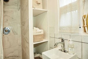 Regadera, secadora de cabello, toallas, jabón 