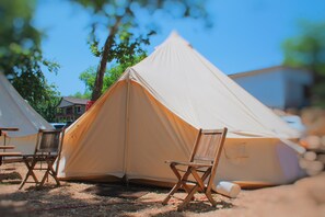 Tienda de campaña estándar | Wifi gratis y ropa de cama 