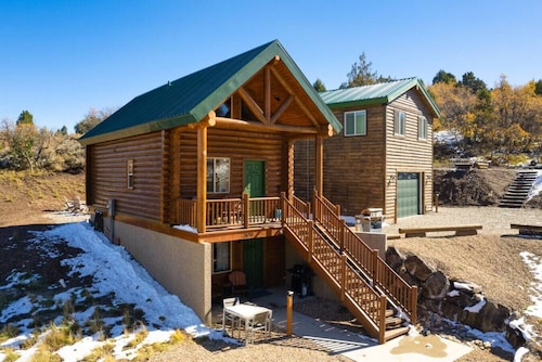 Peaceful Cabin with Spectacular Stargazing Hot Tub