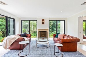 Smart TV, fireplace, books, stereo - Maleny Chateau Pool Country Experience, Creek, Gym (North Maleny)