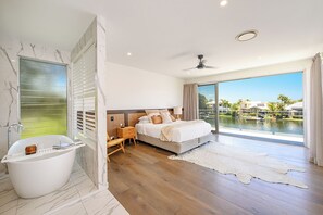 5 bedrooms, desk, iron/ironing board, travel cot