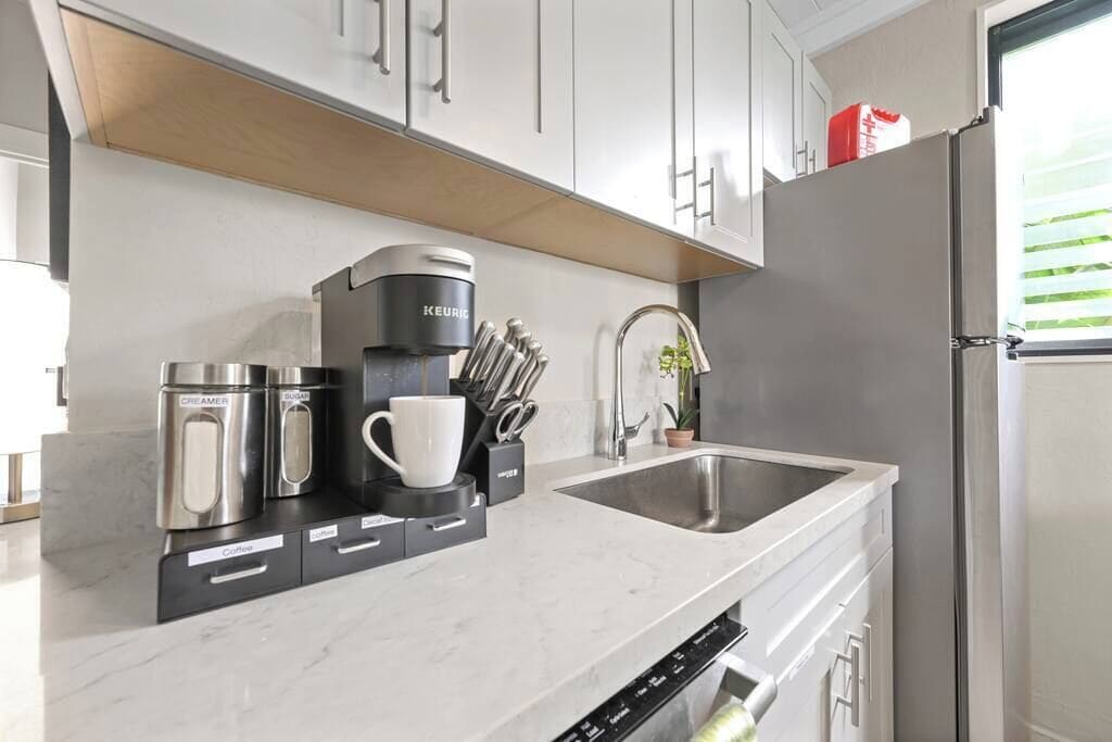 Réfrigérateur, micro-ondes, four, plaque de cuisson