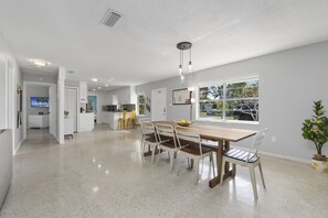 Dining - Beautiful Island Home to relax! (Fort Pierce)