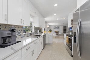 Fridge, microwave, oven, stovetop - Beautiful Island Home to relax! (Fort Pierce)