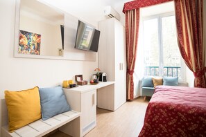 Standaard tweepersoonskamer | Bedden met traagschuimmatras, een kluis op de kamer, een bureau