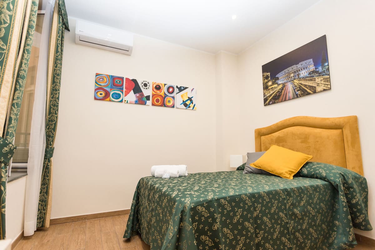 Single Room | Memory-foam beds, in-room safe, desk, laptop workspace