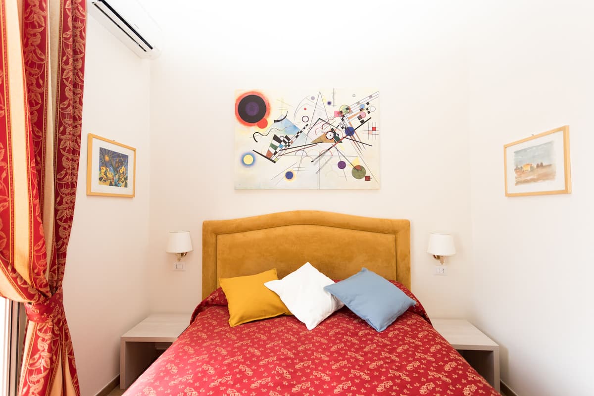 Standard Double Room | Memory-foam beds, in-room safe, desk, laptop workspace