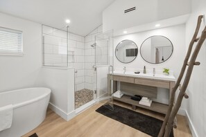 Bathtub, hair dryer, towels, soap - Willow – Lakefront Luxe w/ Resort Access on Table Rock Lake (Branson)