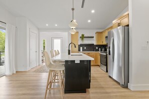 Geladeira, micro-ondas, fogão, cooktop
