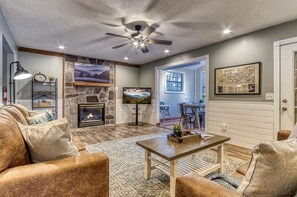 Smart TV, chimenea, futbolito, mesa de ping pong