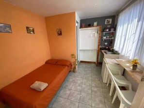 1 bedroom, desk, free WiFi, bed sheets