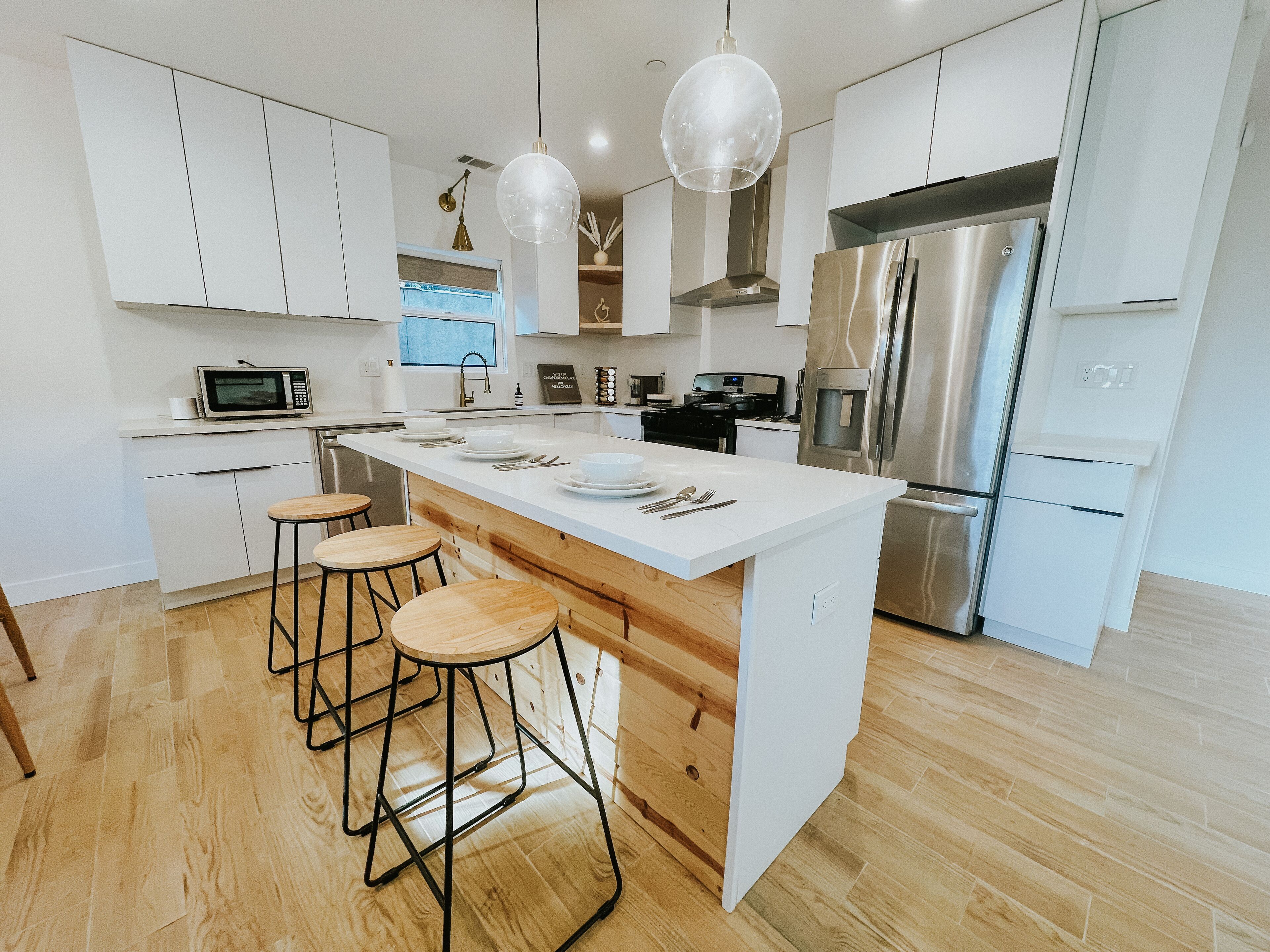 Frigorifero, microonde, forno, piano cottura