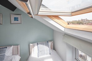 3 bedrooms, iron/ironing board, free WiFi, bed sheets - Cosy seaside home close to Whitby Harbour (Whitby)