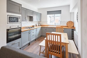 Fridge, microwave, oven, stovetop - Cosy seaside home close to Whitby Harbour (Whitby)