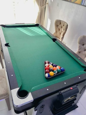 25-inch Smart TV with cable channels, TV - Harrington court (Lekki)