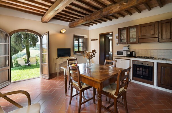 Jääkaappi, mikroaaltouuni, uuni, liesi