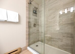 Badewanne, Haartrockner, Handtücher, Seife