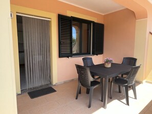 Outdoor dining - Comfortable Apartment with Beach Service Included (Cropani Marina)