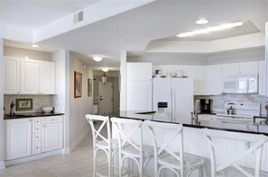 Oven, stovetop, ice maker - St Simons Grand 318 in St Simons Island (St Simons Island)