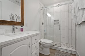 Bathroom - Free bikes/pools/tennis/fitness Walk 2 pier/village shops & restaurants! (St Simons Island)
