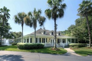 Exterior - One-bedroom sleeps 4 with sleeper sofa, complex has 2 pools, tennis courts, playground, large pond, walking distance to pier village and less than a mile to public beach access. (St Simons Island)