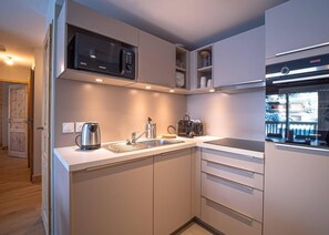 電子レンジ、オーブン、コーヒー / ティーメーカー、トースター