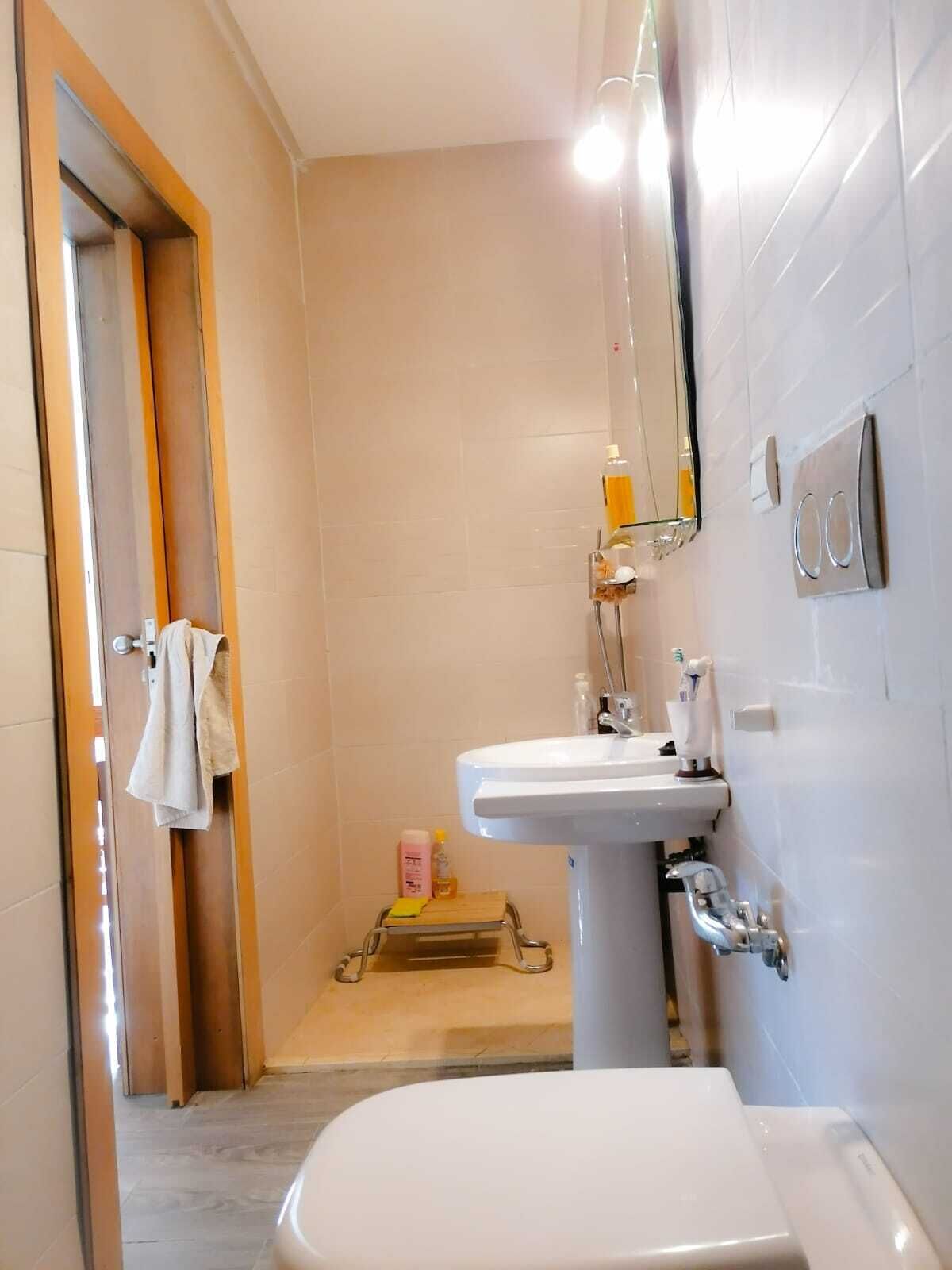 Ducha, bidet, toallas, jabón