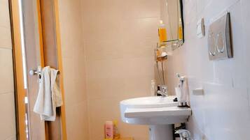 Ducha, bidet, toallas, jabón