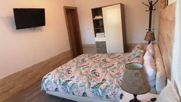 2 bedrooms, travel cot, bed sheets, wheelchair access