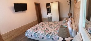2 bedrooms, travel cot, bed sheets, wheelchair access