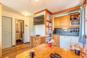 Coffee/tea maker, fridge, oven - 3rd floor, view mountain, balcony, ski locker, 29m², Montchavin La Plagne (Bellentre)