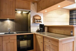 Fridge, microwave, oven, dishwasher - 300m from shops, 3rd floor, balcony, ski locker, 100m², Méribel (Méribel - Les Allues)