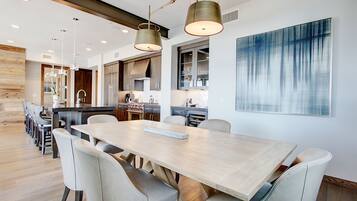 Suite, 3 Bedrooms | Dining