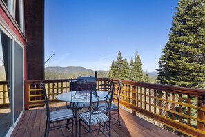 Property grounds - Cozy Mountain View A-frame (Truckee)