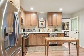 Casa, varias camas, patio, vista al jardín | Cocina privada | Refrigerador, microondas, horno y parrilla de estufa