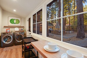 Casa, varias camas, patio, vista al jardín | Interior