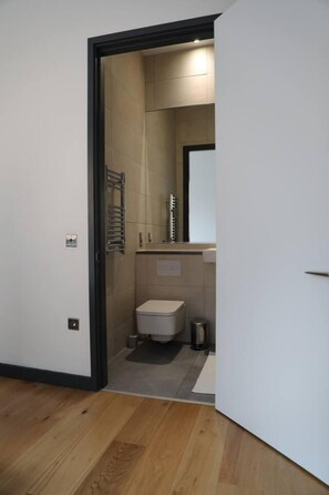 Apartment, 2 Queen Beds | Bathroom - Immaculate 2-bed House in Manchester (Manchester)