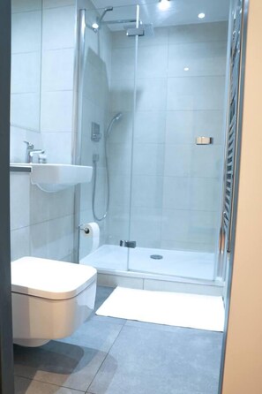 Apartment, 2 Queen Beds | Bathroom - Immaculate 2-bed House in Manchester (Manchester)