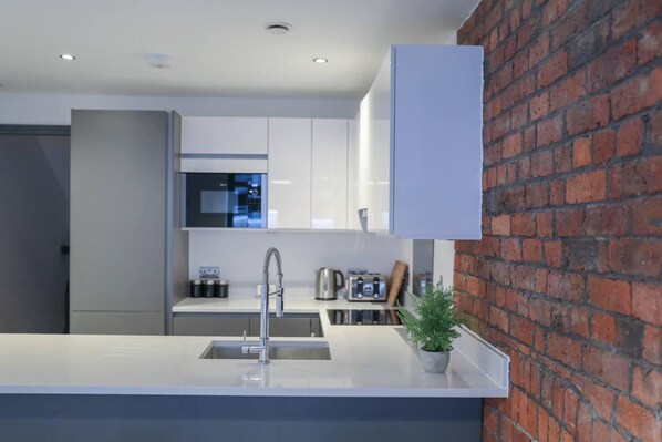 Apartment, 2 Queen Beds | Private kitchen | Fridge, microwave, oven, stovetop - Immaculate 2-bed House in Manchester (Manchester)
