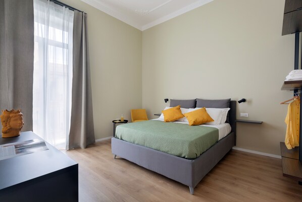 أسرّة بإسفنج يتكيف مع شكل الجسم وستائر تعتيم وتجهيزات عازلة للصوت