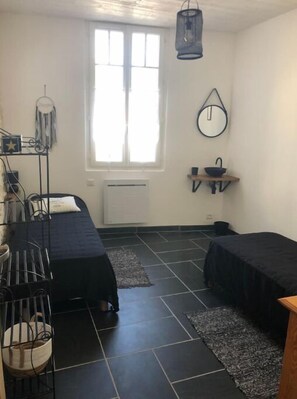 3 chambres, fer et planche à repasser, lit parapluie, Wi-Fi gratuit