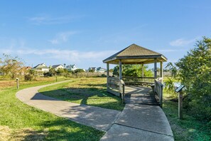Property grounds - Relaxing, Updated Scandinavian-Inspired Beach House in Pirates Beach (Galveston)